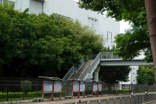 城市中的过街天桥设施