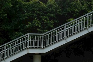 户外白色栏杆楼梯