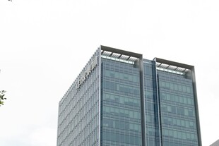 现代玻璃幕墙高楼大厦