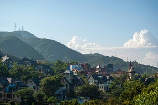 山间多彩村落美景