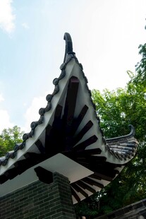 中式飞檐屋顶建筑一角