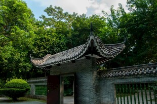 中式古典门楼 绿意环绕