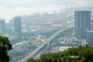 城市高架桥与林立高楼景观