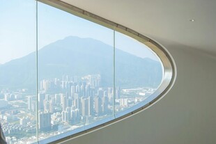 弧形窗边的城市山景风光