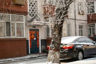 冬日街边积雪的房屋与车辆