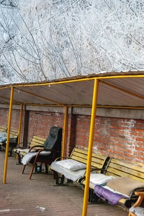 户外简易遮阳棚下的躺椅