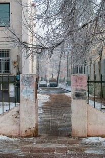 冬日雪覆小区门前小路