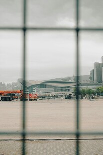 透过铁网看机场景象