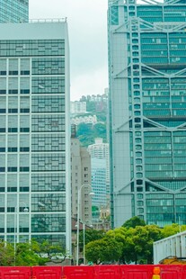 都市高楼与绚烂花丛景观