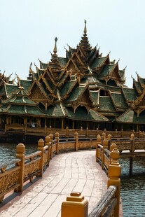 泰国水上宫殿木质栈桥