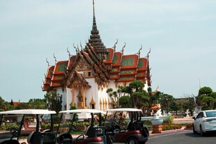 泰国特色建筑前的场景