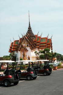 泰国寺庙前的观光车队列