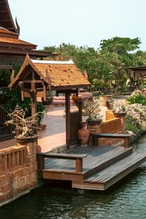 水边木质东南亚风情建筑