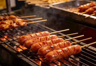 烤架上的美味烤肠