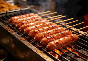 炭火上烤制的美味香肠串