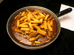 锅中美味薯条炖煮菜肴