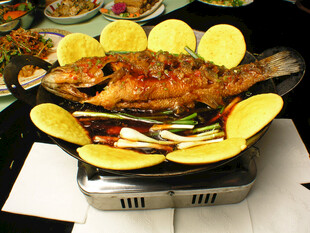 美味香煎鱼配柠檬片