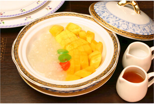 菠萝甜品配精致餐具