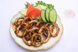 香煎鱿鱼圈配清爽蔬菜