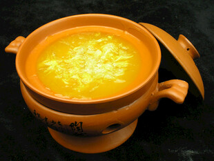陶瓷锅中的金黄浓汤