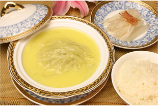 精致汤品与配菜组合