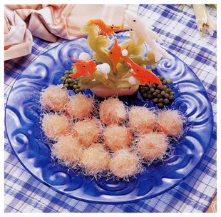 美味炸虾球摆于蓝盘上