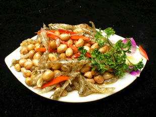 花生拌小鱼干佐以蔬菜