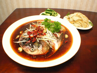 红烧鱼头配小菜