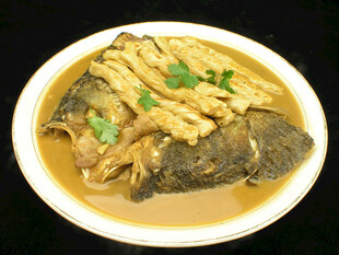 美味酱汁浇淋的特色菜肴