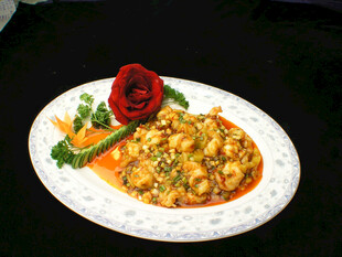 美味虾仁菜肴摆盘精致