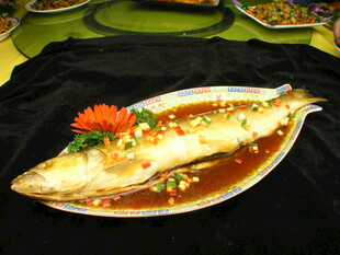 清蒸鱼摆盘精致味美