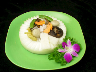 精致摆盘的多彩米饭料理