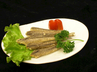 香煎小鱼配蔬菜摆盘