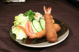 炸虾配蔬菜沙拉