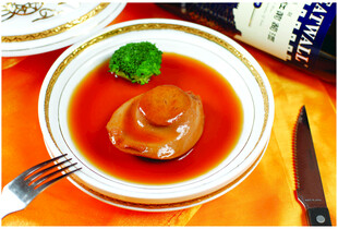 美味红烧鲍鱼摆于盘中