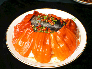 橙红菜肴配黑色食材摆盘