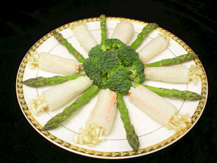 西兰花芦笋卷摆盘