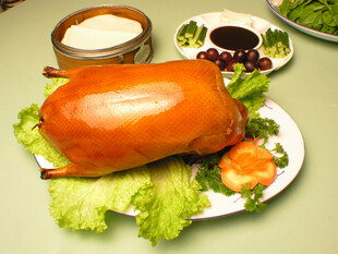 美味烤猪肘配新鲜蔬菜