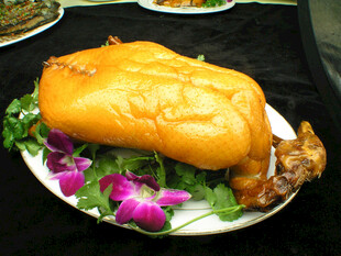 美味烤乳猪摆盘精致