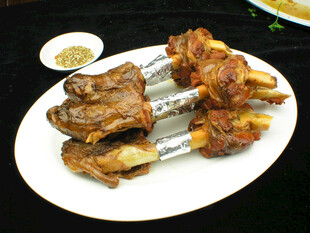 美味烤羊排摆放在盘中