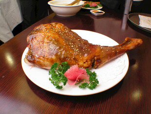 美味烤羊腿摆盘精致