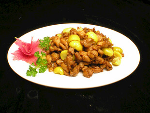 美味宫保鸡丁摆盘中