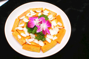 精美摆盘的特色糕点