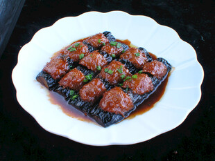 美味红烧藕夹摆盘中