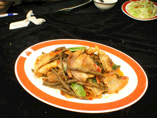 美味炒杂菜摆放在盘中