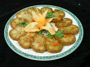 精美摆盘的虾仁菜肴