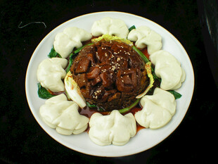 包子围边的美味菜肴