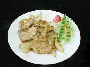 香嫩炒鸡肉配清爽时蔬