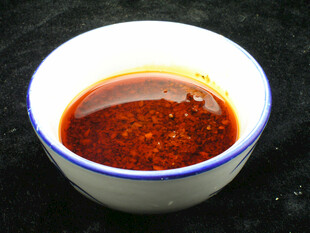 一碗香辣诱人辣椒油