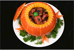 南瓜盛装的美味菜肴